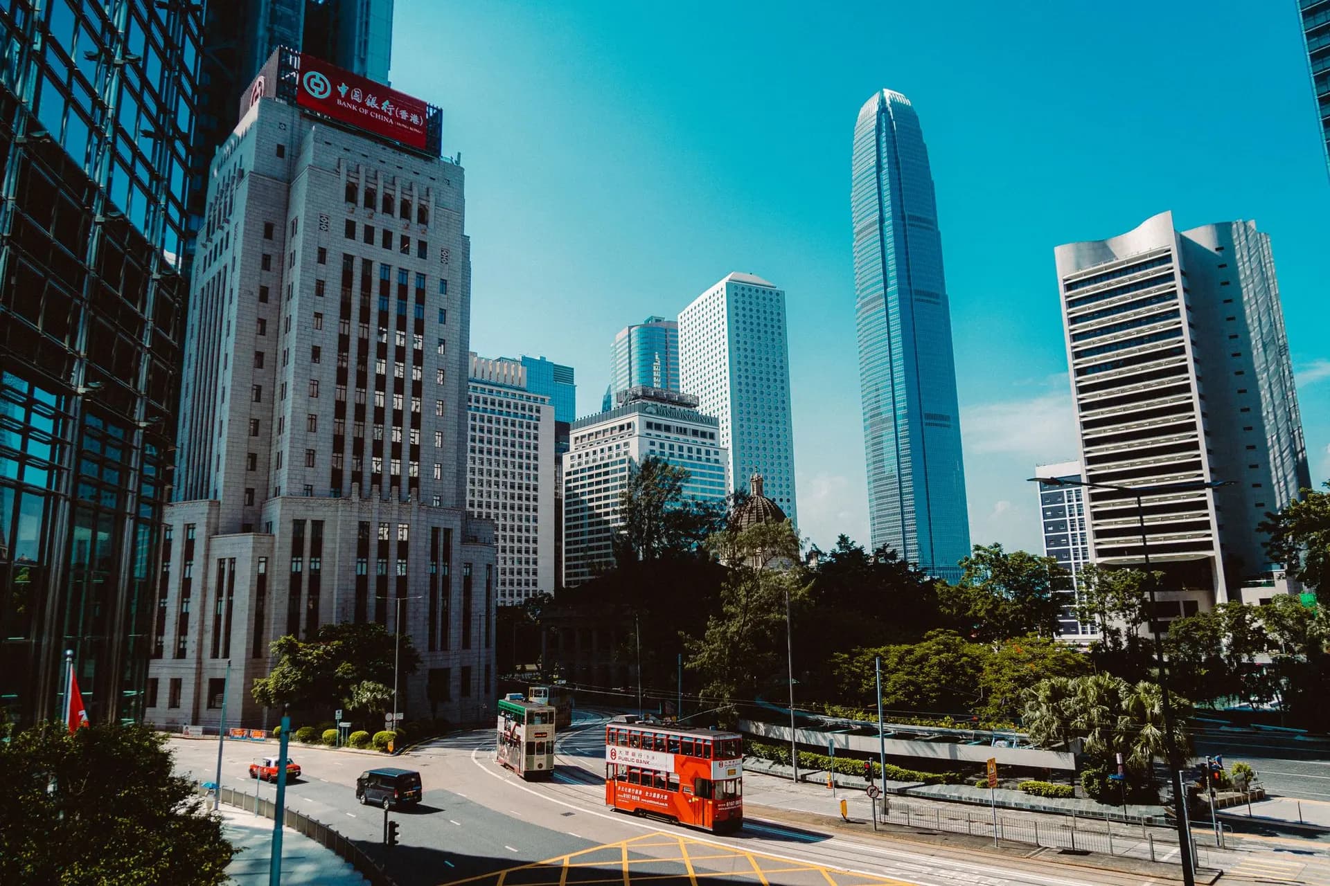 香港中环商业区的摩天大楼与电车